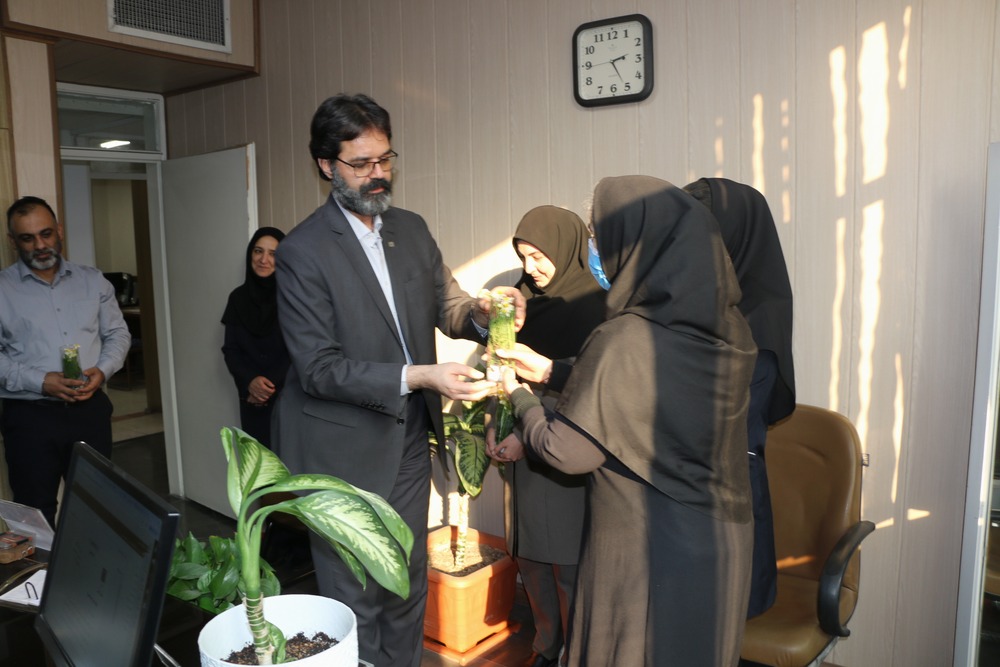 تجلیل رئیس دانشکده توانبخشی از حسابداران در روز حسابدار