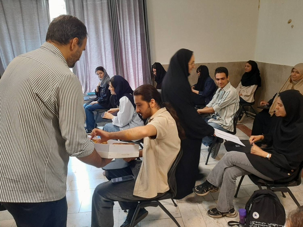 به مناسبت حلول ماه ربیع‌الاول شیرینی در دانشکده توانبخشی توزیع شد